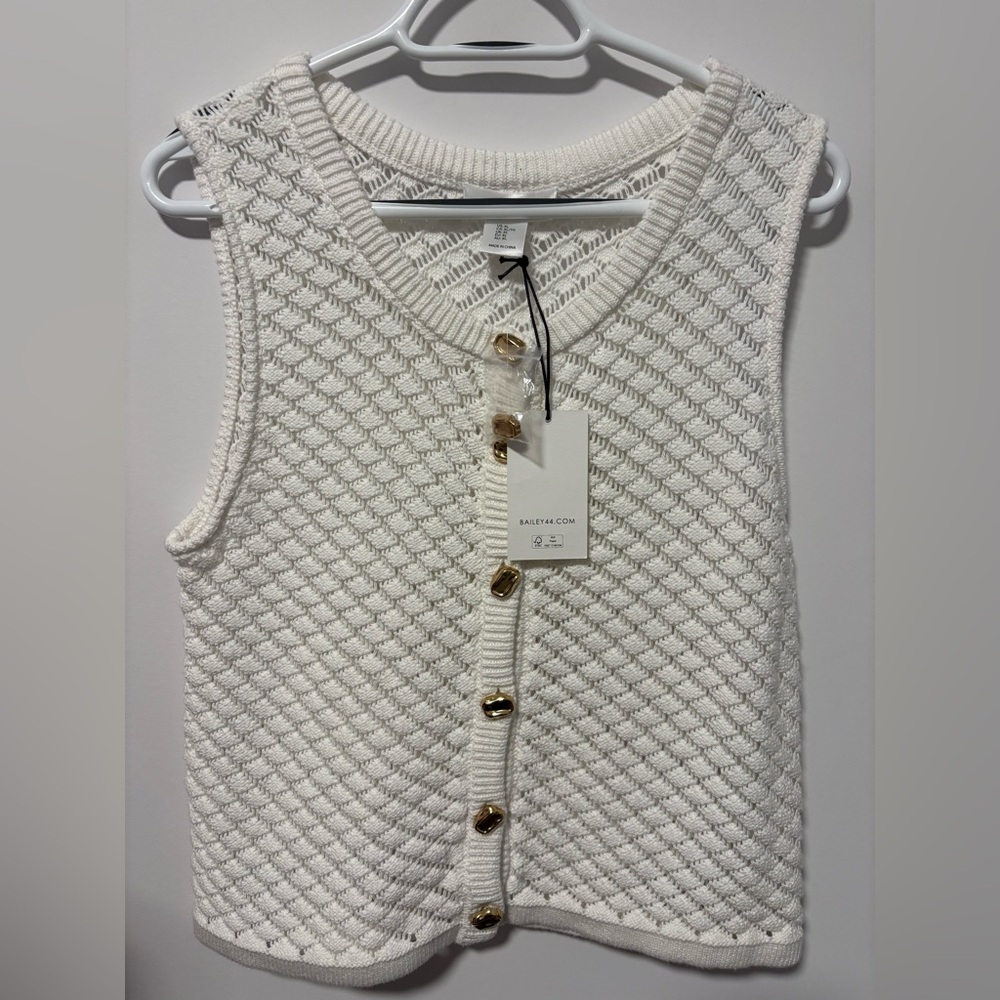 Knitted top with gold buttons